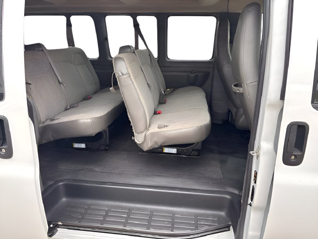 2023 Chevrolet Express Passenger 3500 1LS