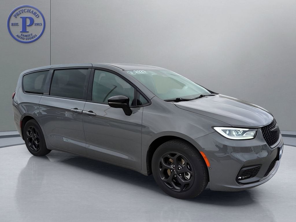 2023 Chrysler Pacifica Hybrid Limited Hybrid's photo