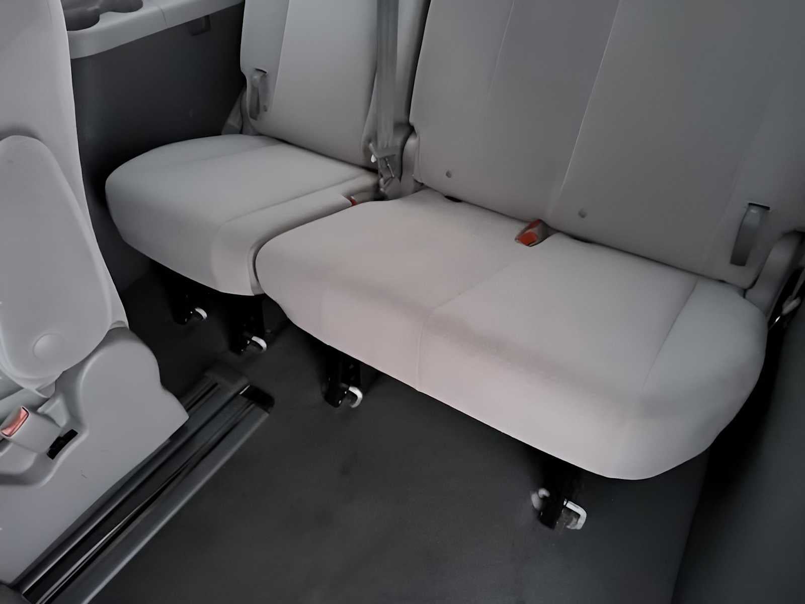 2020 Toyota Sienna LE Auto Access Seat